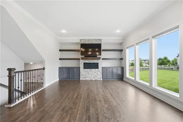 10702 W 171st TER, Overland Park, KS 66221