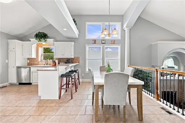 1208 NW Cedar LN, Grain Valley, MO 64029