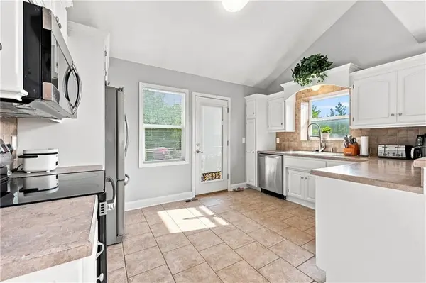 1208 NW Cedar LN, Grain Valley, MO 64029