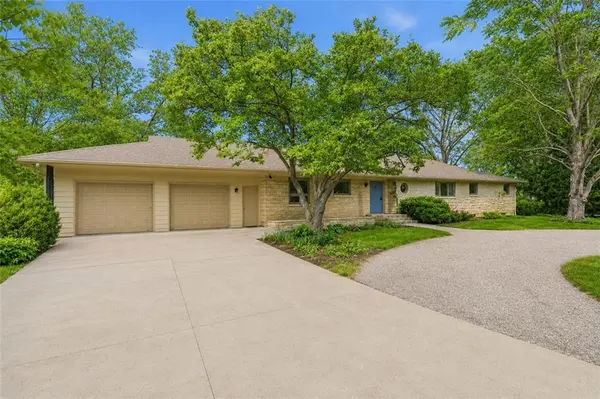 2400 Orchard LN, Lawrence, KS 66049