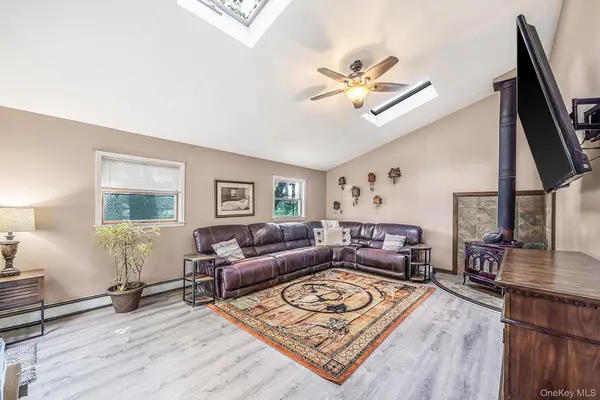 21 Windus DR, Shirley, NY 11967