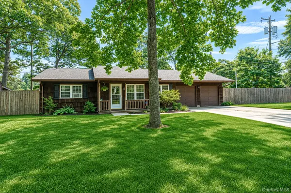 21 Windus DR, Shirley, NY 11967