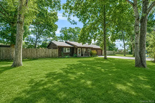 21 Windus DR, Shirley, NY 11967