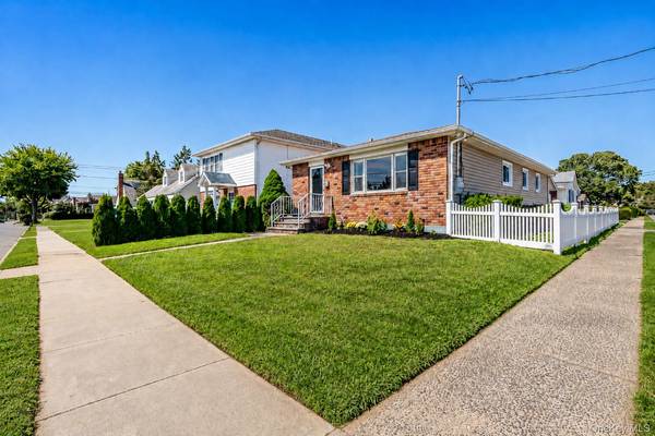 12 Grant AVE, Bethpage, NY 11714