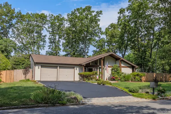 24 Yosemite LN, Coram, NY 11727