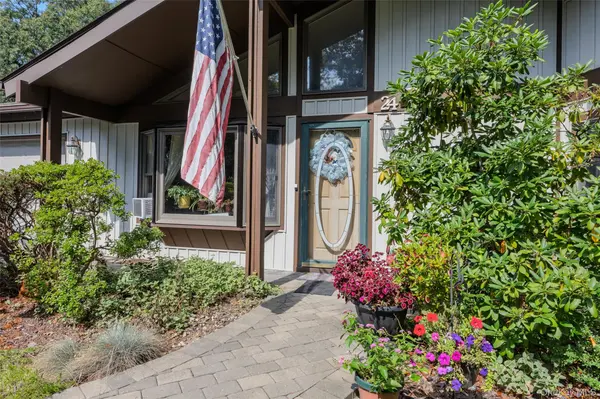 24 Yosemite LN, Coram, NY 11727