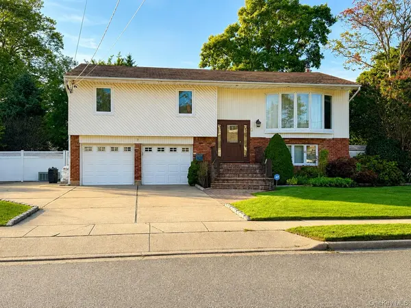 7 Pine ST, Plainview, NY 11803