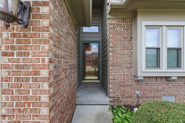 735 Cottage LN, Greenwood, IN 46143