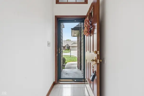 735 Cottage LN, Greenwood, IN 46143