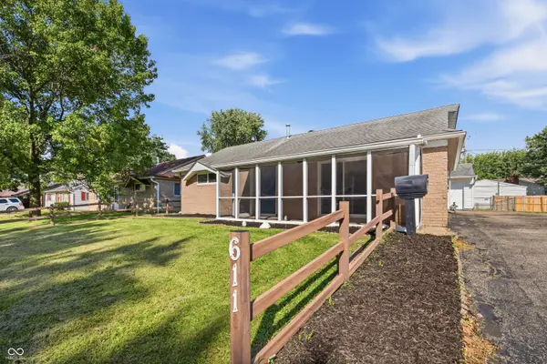 611 Gooseberry LN, Greenwood, IN 46143