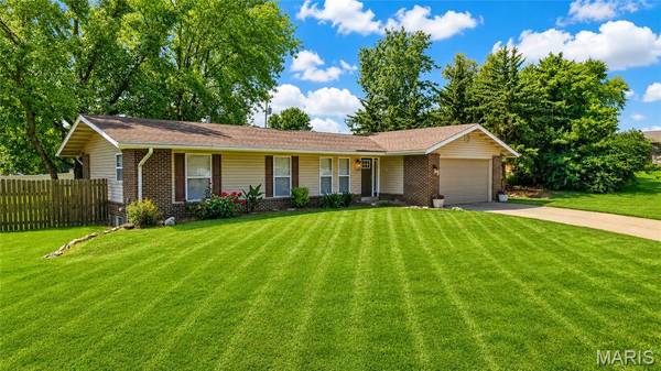 4 W Cheshire DR, St Charles, MO 63303