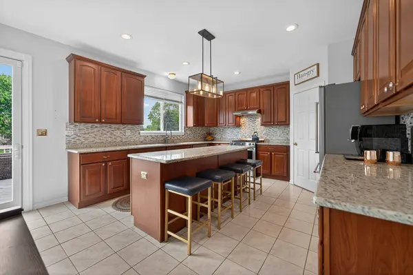 2560 Mc Duffee CIR, North Aurora, IL 60542