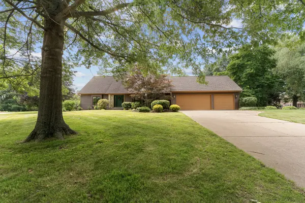 7521 Carriage CT, Bettendorf, IA 52722