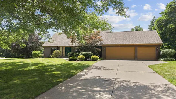 7521 Carriage CT, Bettendorf, IA 52722