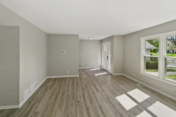 731 Roaring Brook LN, Algonquin, IL 60102