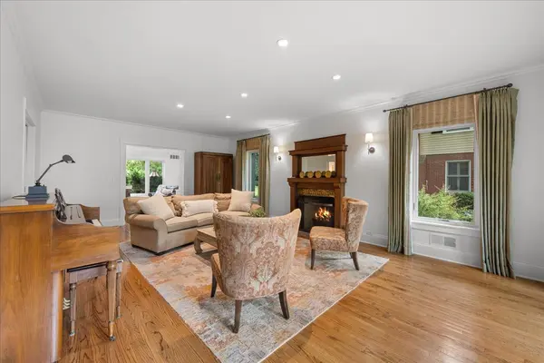 1347 Sunview LN, Winnetka, IL 60093