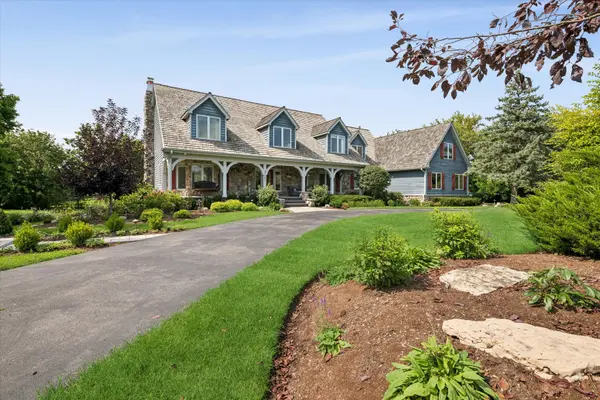 145 Clover Hill LN, North Barrington, IL 60010