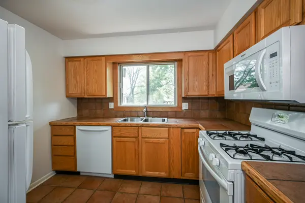 880 Johnstown LN #B, Wheaton, IL 60189