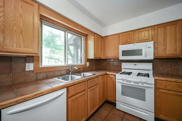 880 Johnstown LN #B, Wheaton, IL 60189
