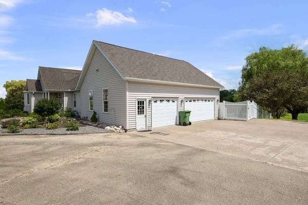 701 Sarah LN, Clinton, IA 52732