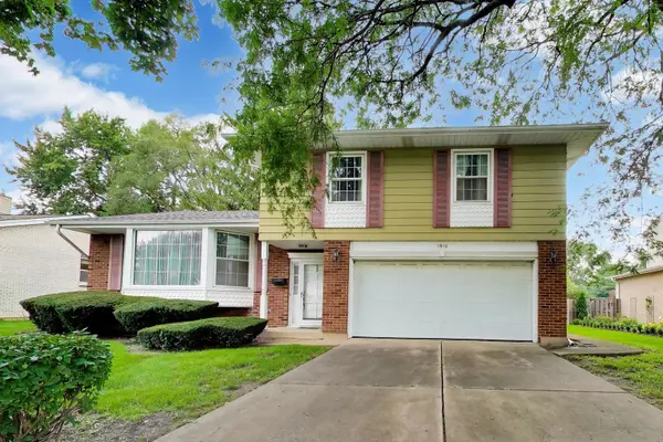 1910 E Robinhood LN, Arlington Heights, IL 60004