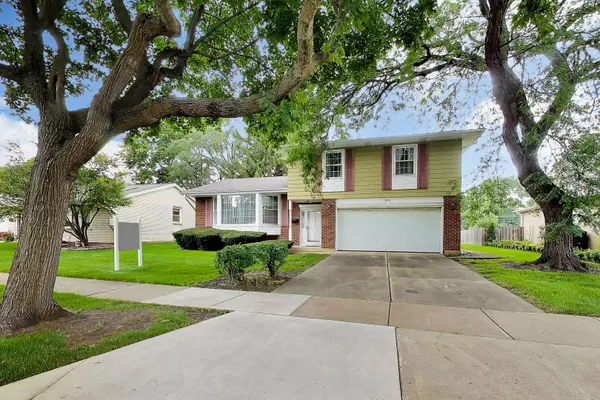 1910 E Robinhood LN, Arlington Heights, IL 60004