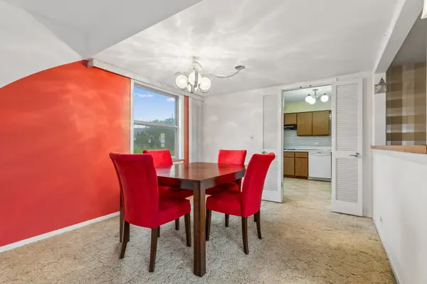 1564 White TRL, Elk Grove Village, IL 60007