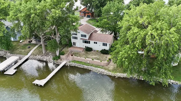 6 Edgewater RD, Slayton, MN 56172