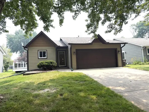 2635 Guthrie AVE N, Oakdale, MN 55128