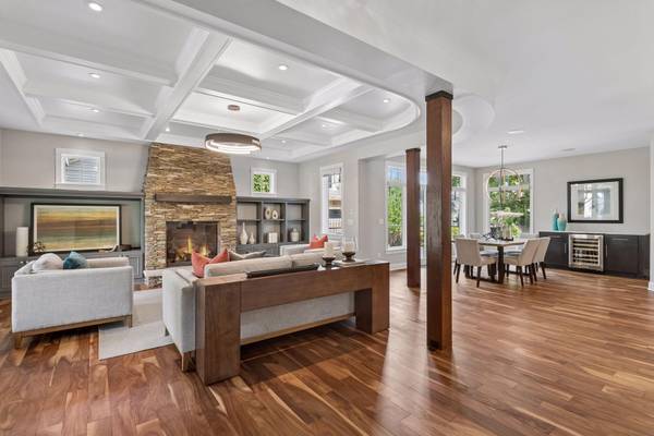 633 Park ST E, Wayzata, MN 55391