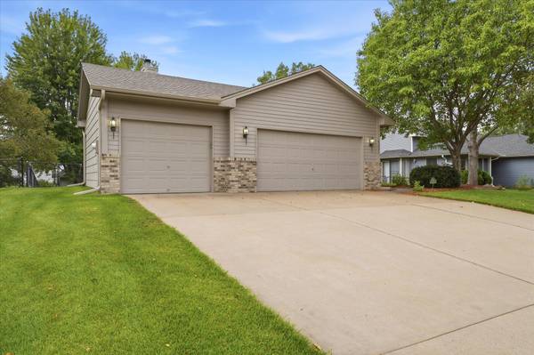 9225 Queens GDNS, Brooklyn Park, MN 55443