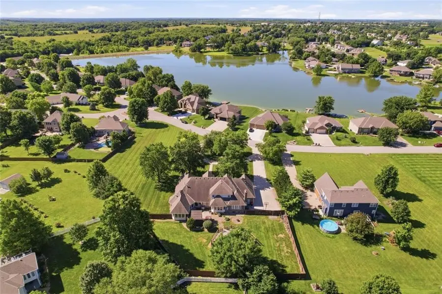 15586 Cedar LN, Basehor, KS 66007