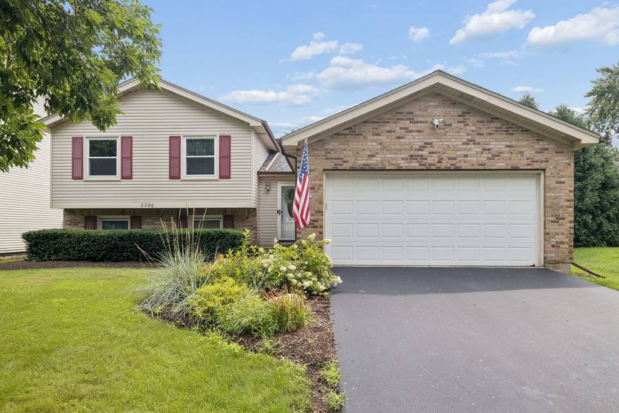 2296 Briarhill DR, Naperville, IL 60565