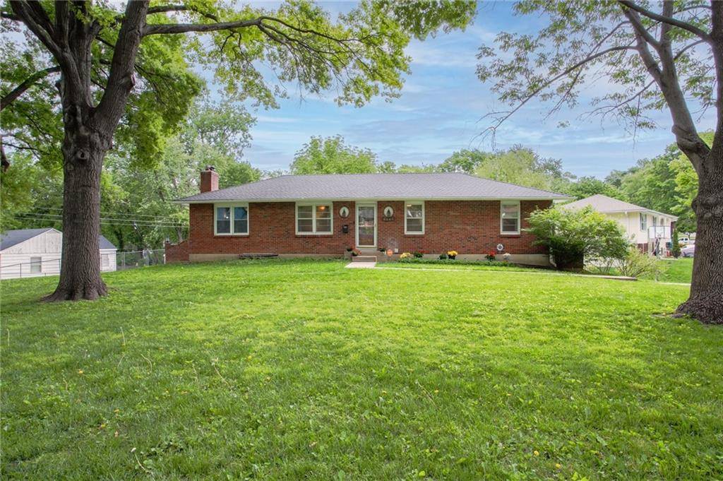 6443 Larsen LN, Shawnee, KS 66203