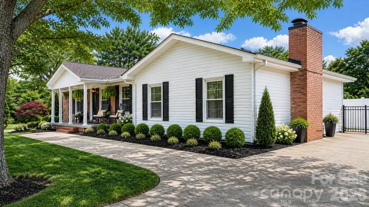 2596 SweetBriar CIR, Lenoir, NC 28645