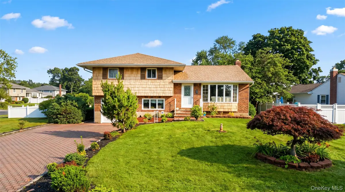 25 Whitebirch LN, Commack, NY 11725