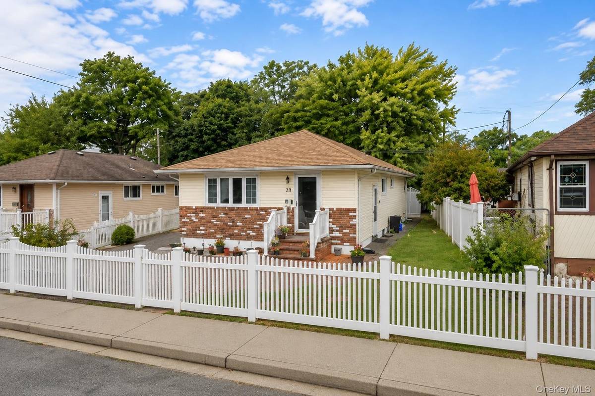 11 Valentine ST, Roosevelt, NY 11575