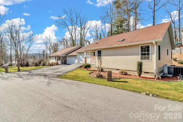 210 Allen Paul DR, Hendersonville, NC 28791