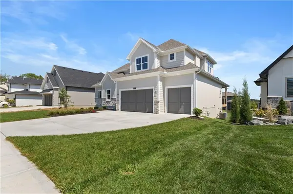18501 Pawnee LN, Overland Park, KS 66085