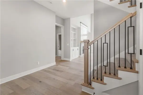 18501 Pawnee LN, Overland Park, KS 66085