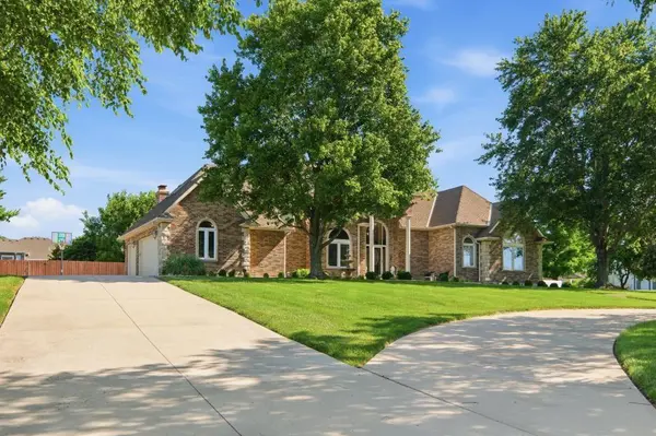 15586 Cedar LN, Basehor, KS 66007