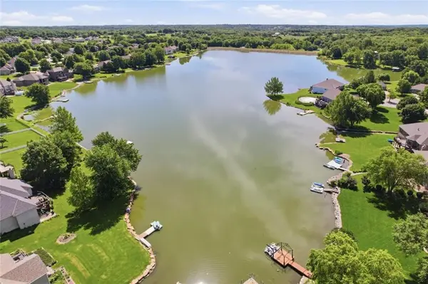 15586 Cedar LN, Basehor, KS 66007
