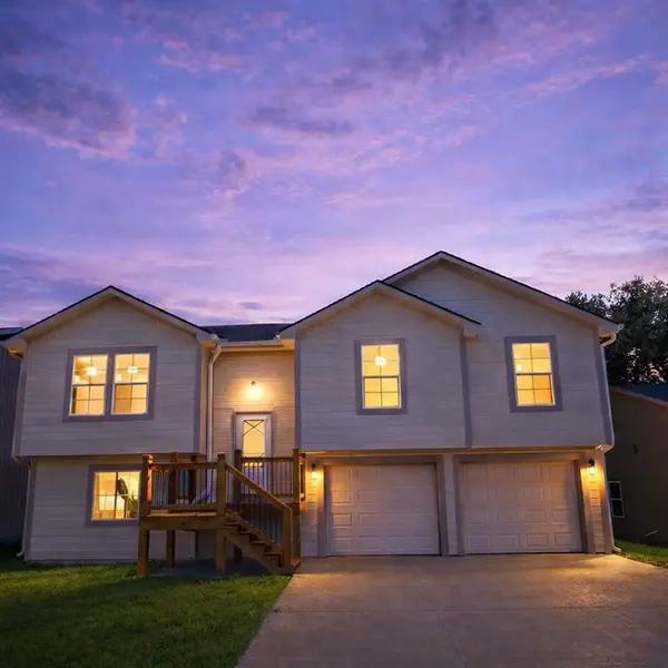 1308 NE White Oaks LN, Oak Grove, MO 64075