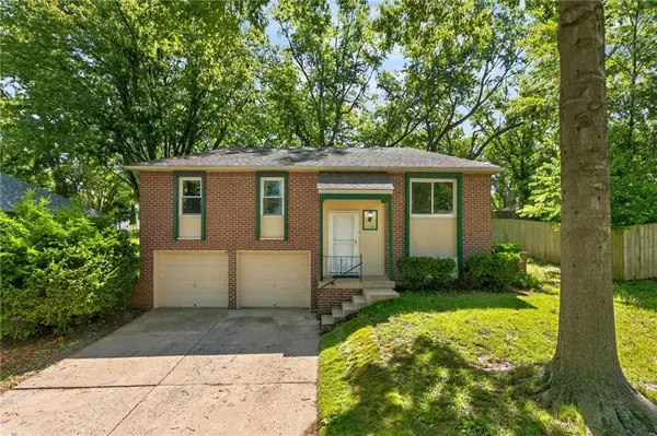 1100 NW Canterbury RD, Blue Springs, MO 64015