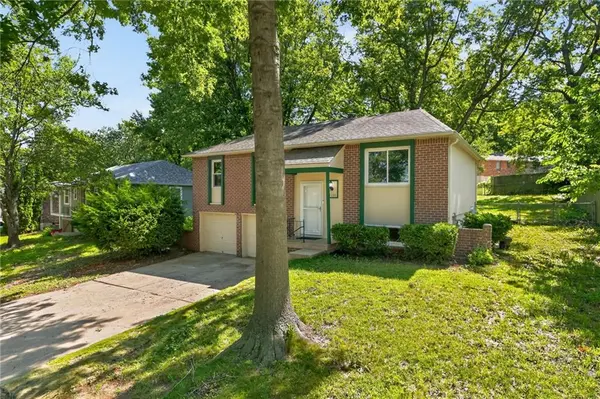 1100 NW Canterbury RD, Blue Springs, MO 64015
