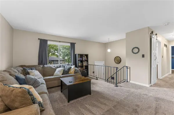 1100 NW Canterbury RD, Blue Springs, MO 64015