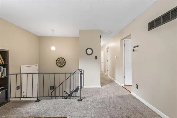1100 NW Canterbury RD, Blue Springs, MO 64015