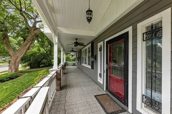 8530 W 86th TER, Overland Park, KS 66212
