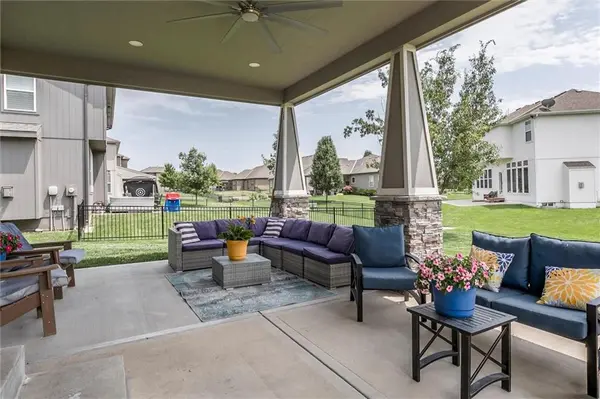 18523 W 193rd TER, Spring Hill, KS 66083