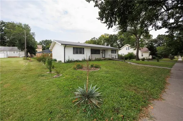 324 N 8th ST, Fredonia, KS 66736